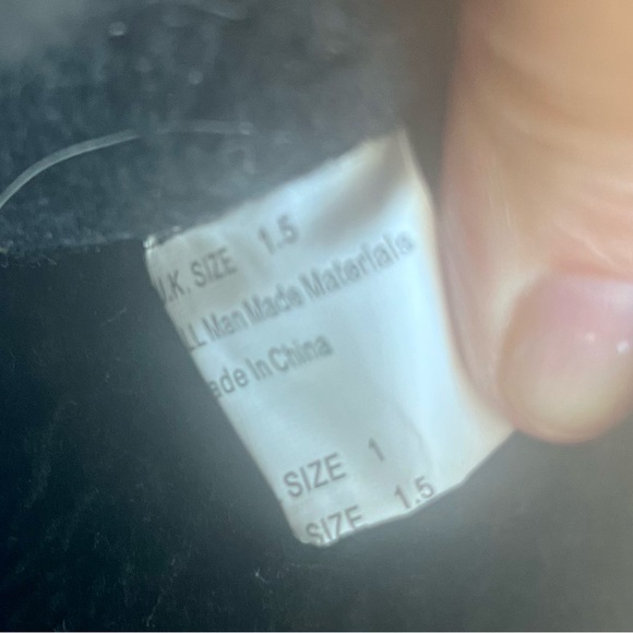 Girls UGG-type black 👢boots with faux fur. Size 1-1.5. Worn once inside home. - Picture 4 of 4